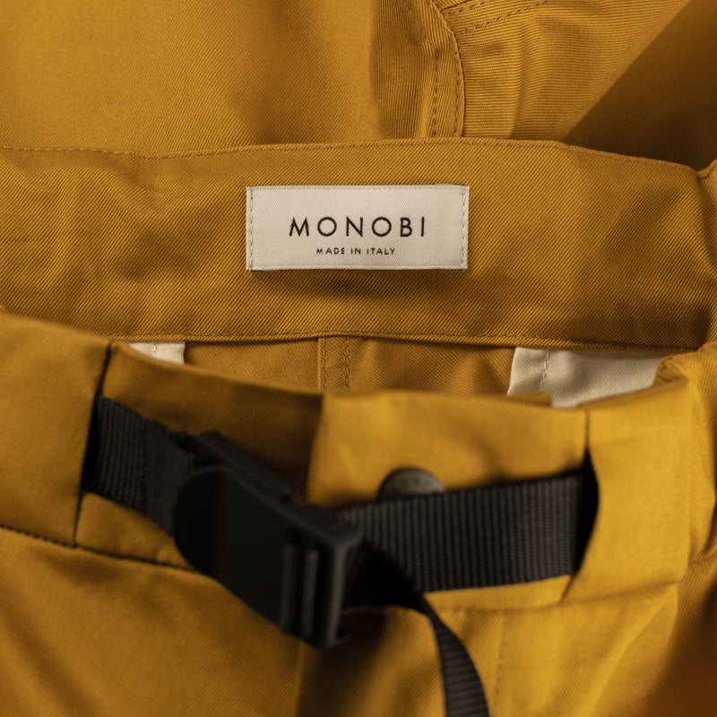 Dettaglio etichetta MONOBI dei pantaloncini BIO GABARDINE / OCRA