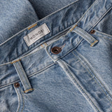 chiusura e dettagli dell'etichetta MONOBI di TERSE DENIM PANTS / DENIM CHIARO