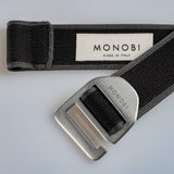 fibbia e dettagli dell'etichetta MONOBI di HONEYCOMB BELT 14G / NERO