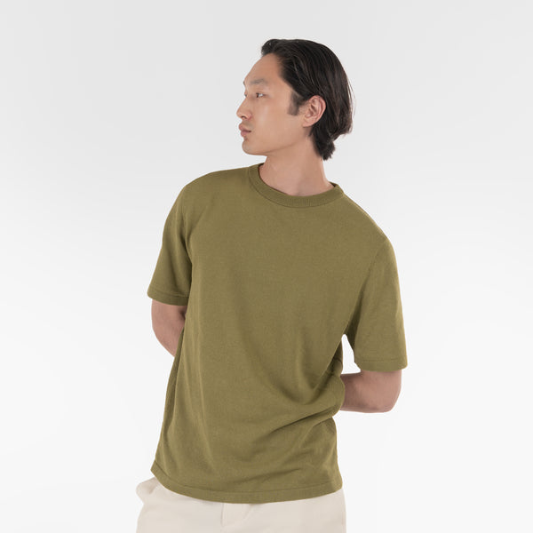 il modello indossa la t-shirt ORIGAMI TEE / VERDE SALVIA