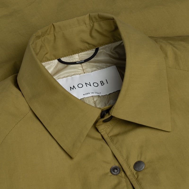 dettagli del colletto e dell'etichetta MONOBI della COMPACT SHIRT / VERDE RANA