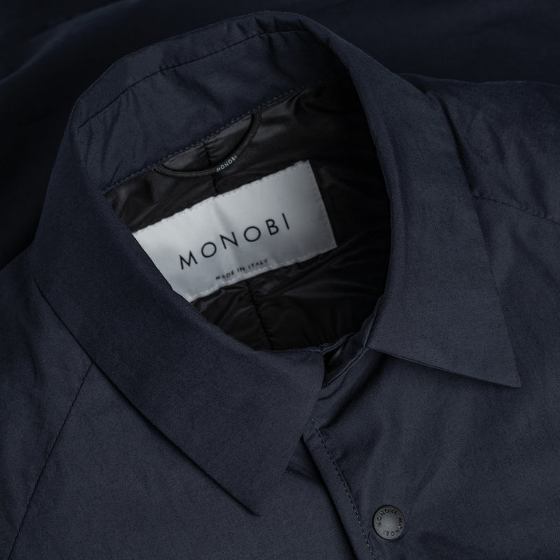 dettagli del colletto e dell'etichetta MONOBI della COMPACT SHIRT / BLUE NAVY