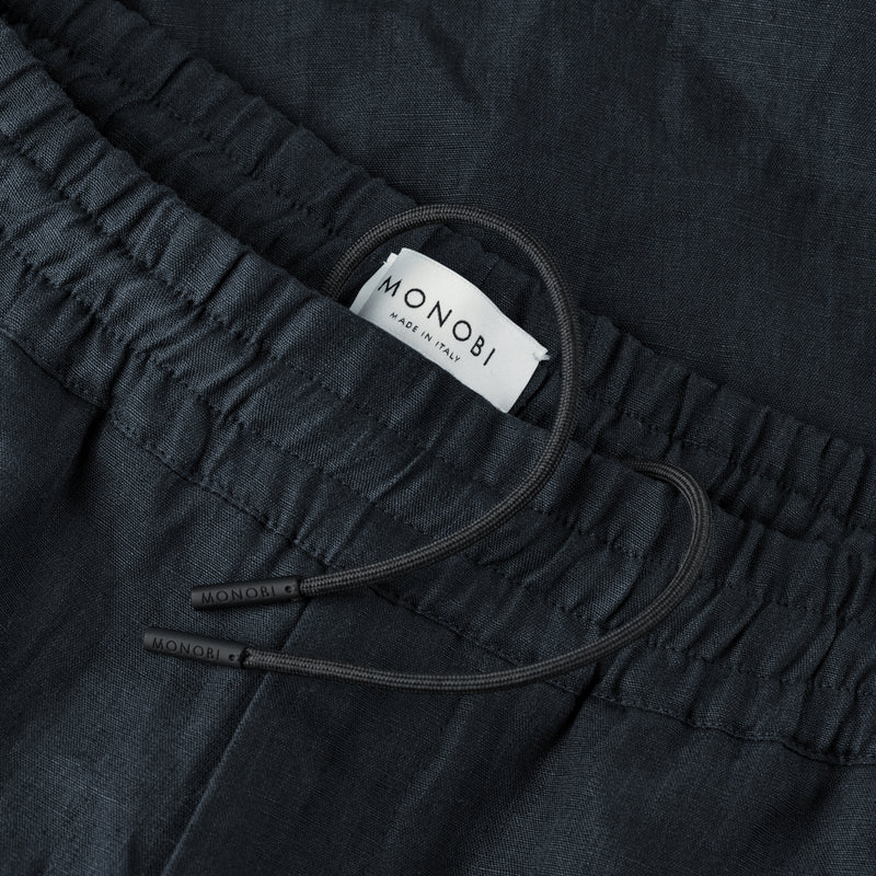 coulisse e dettagli dell'etichetta MONOBI di EASY LINEN PANTS / NOTTE