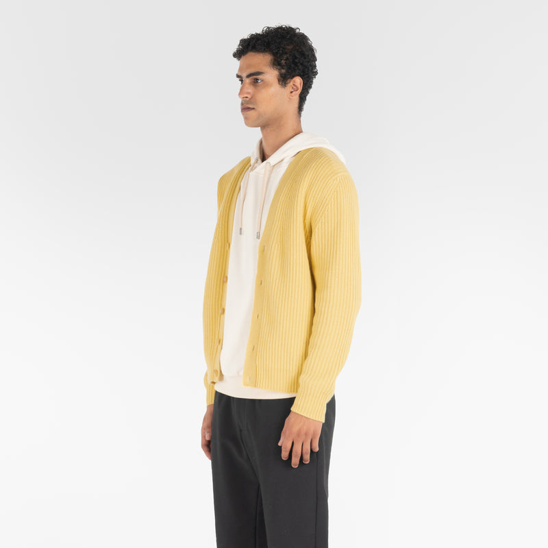 Posizione 3/4 di PURE CASHMERE TIMELESS CARDIGAN 5G / SUN