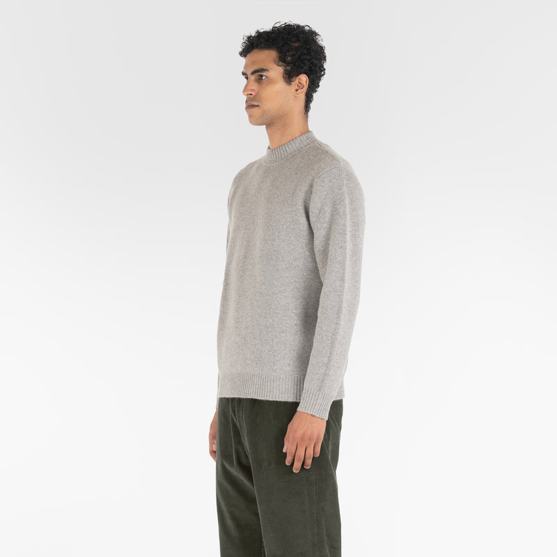 3/4 di posizione di PURE CASHMERE MOCK NECK SWEATER 7G / MELANGE GREY