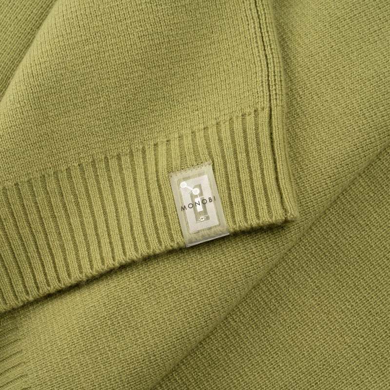 Dettaglio etichetta NFC di PURE CASHMERE MOCK NECK SWEATER 7G / GRASS