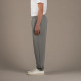 La modella indossa joggers loungewear in lana di qualità superiore, colore grigio, lato