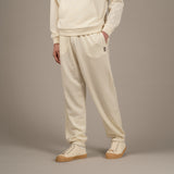 La modella indossa joggers loungewear in lana superiore colore naturale