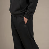 La modella indossa joggers loungewear in lana superiore di colore nero