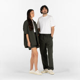 due modelle indossano tutti i capi della Capsule Collection Seersucker nel colore verde intenso