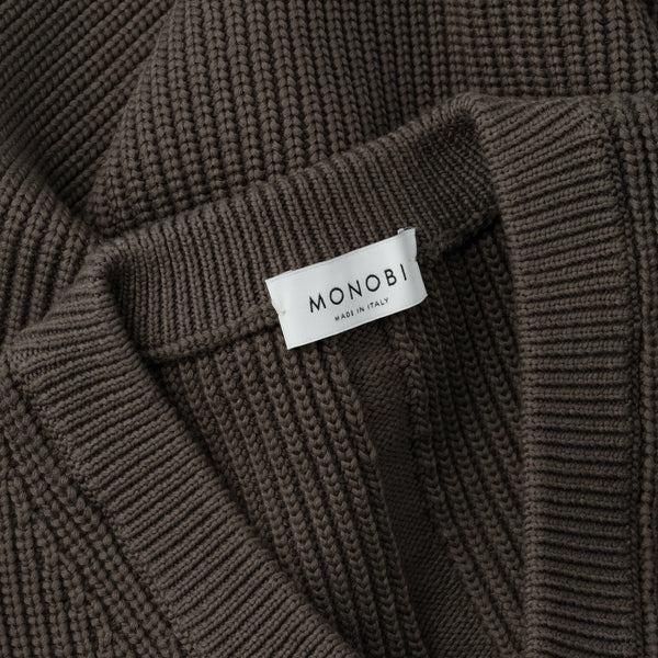Detail of the V-neck of the pearlised vest model in the dark grey colouring