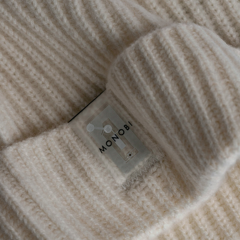 NFC tag detail of PURE CASHMERE BEANIE / SNOW