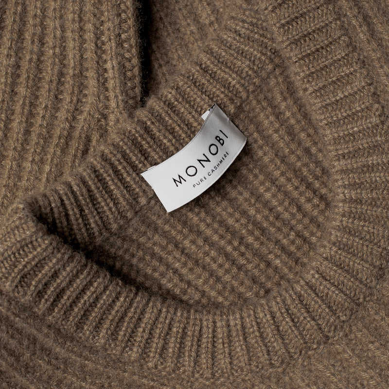 MONOBI label detail of PURE CASHMERE FISHERMAN RIB 5G / SESAME jumper