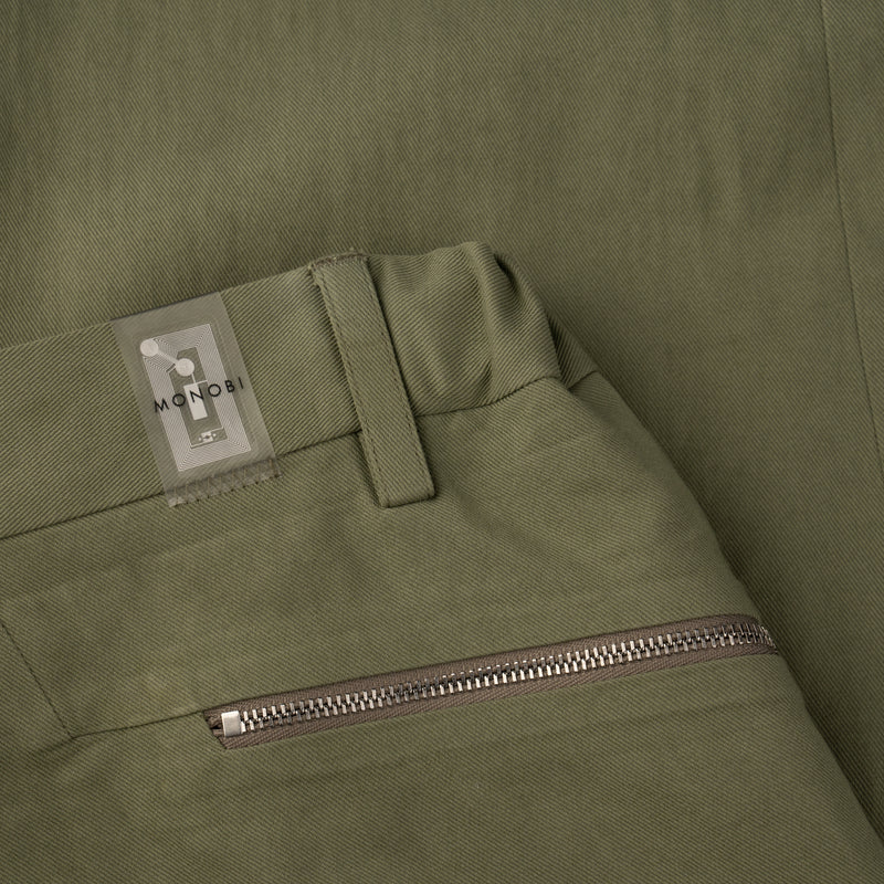 NFC tag and zip details of ORIGAMI PANTS / VERDE SALVIA