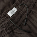 drawstring and MONOBI label details of EASY LINEN PANTS / CIOCCOLATO