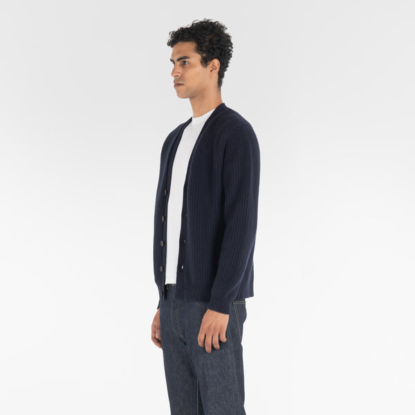 3/4 position of PURE CASHMERE TIMELESS CARDIGAN 5G / BELUGA