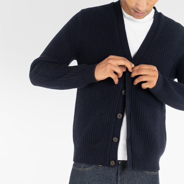 model wears PURE CASHMERE TIMELESS CARDIGAN 5G / BELUGA