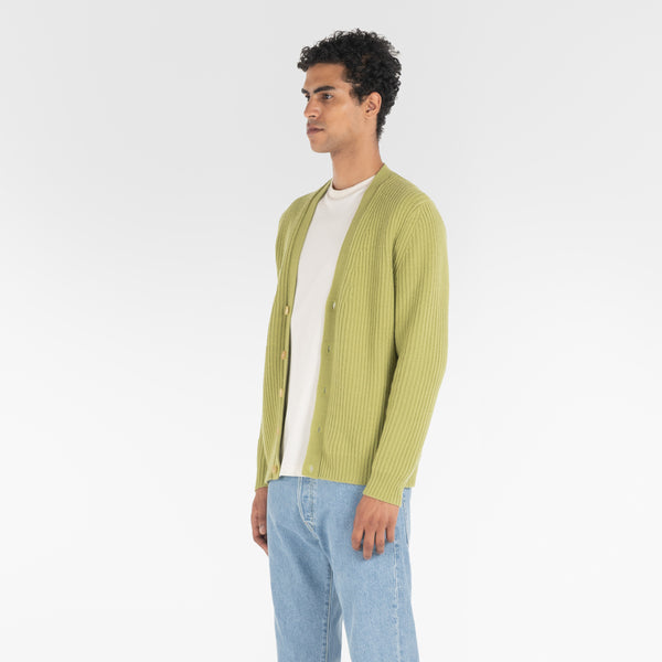 3/4 position of PURE CASHMERE TIMELESS CARDIGAN 5G / GRASS