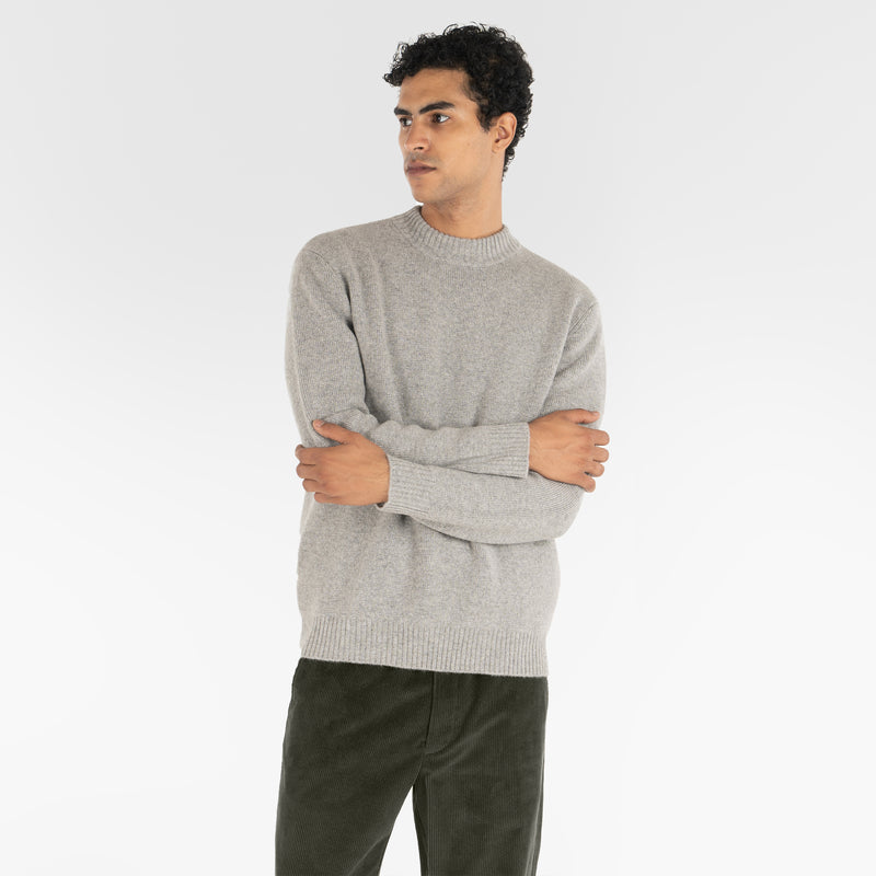 model wears PURE CASHMERE MOCK NECK SWEATER 7G / MELANGE GREY