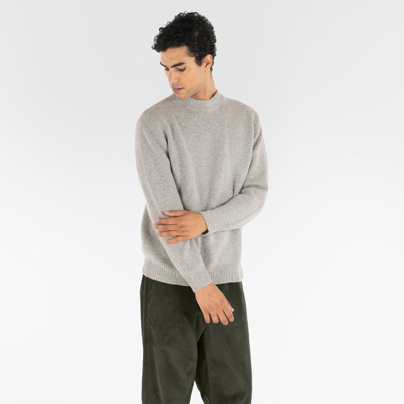 model wears PURE CASHMERE MOCK NECK SWEATER 7G / MELANGE GREY