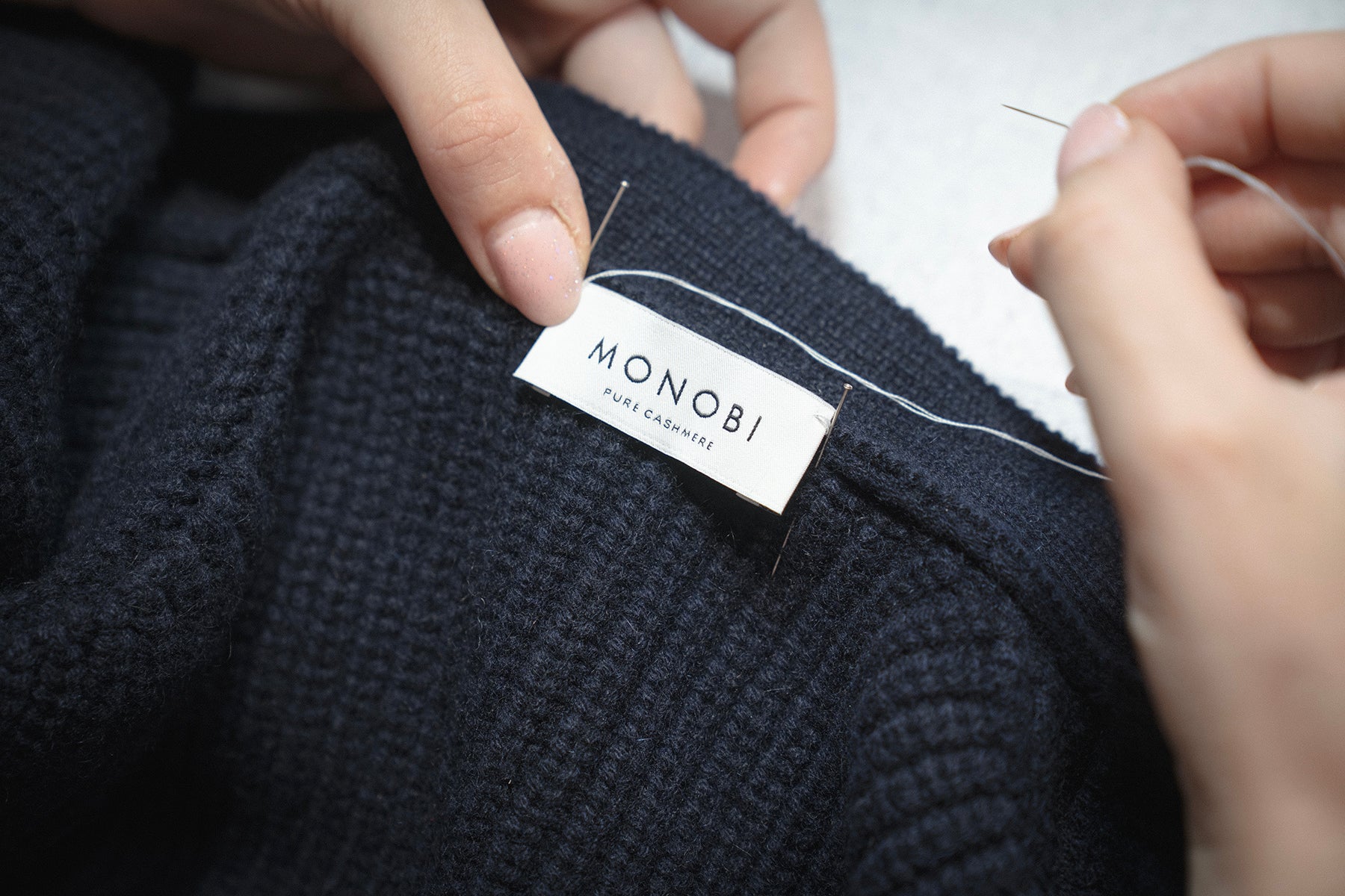 MONOBI label detail of PURE CASHMERE TIMELESS CARDIGAN 5G